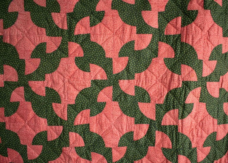 Detail: Antique Drunkard’s Path quilt, double pink and green